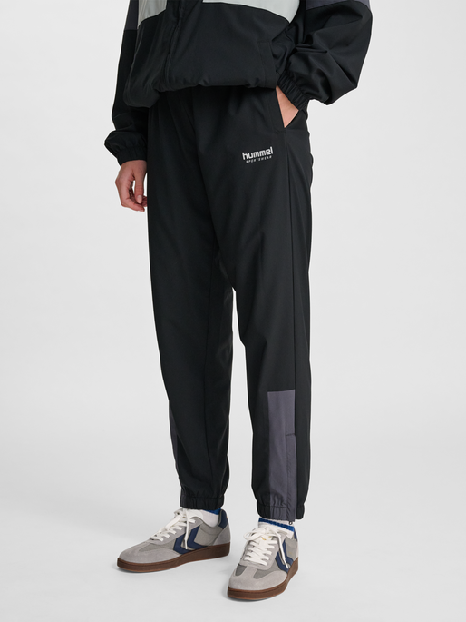hmlLOOSE TRACK PANTS SPORTSWEAR, BLACK, model