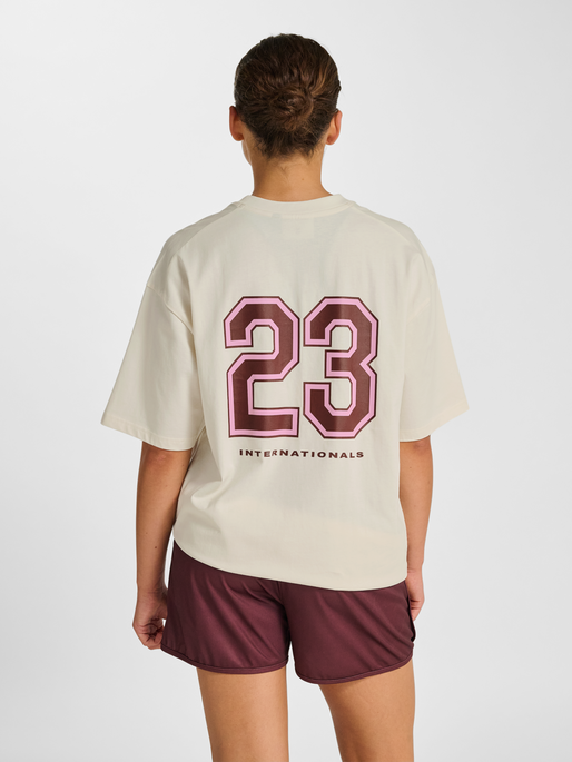 hmlLOOSE COTTON T-SHIRT S/S 23, TOFU, model