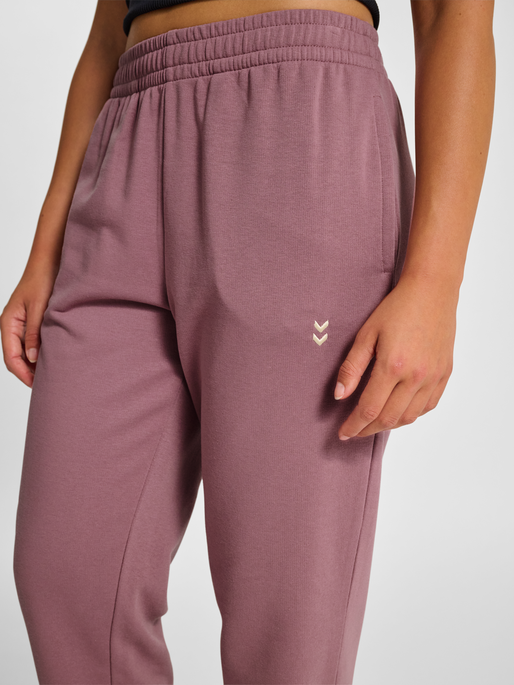 hmlPULSE W SWEAT PANTS, WISTFUL MAUVE, model