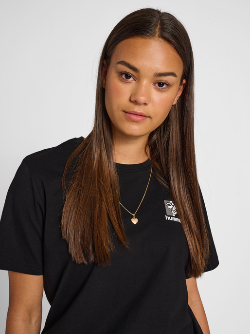 hmlIC MARTY T-SHIRT, 2001, model