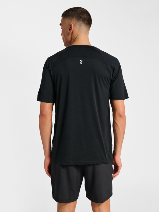 hmlPULSE WORKOUT T-SHIRT S/S, BLACK, model