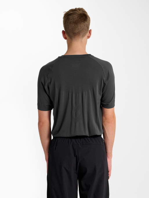 hmlHIIT SEAMLESS T-SHIRT S/S, EBONY, model