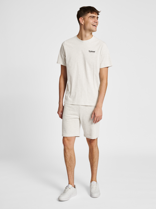 hmlLGC GABE T-SHIRT, TOFU MELANGE, model