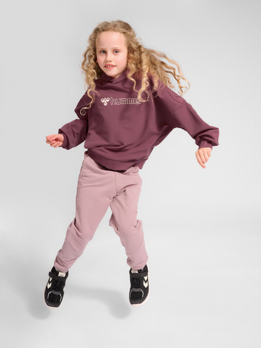 hmlOCTOVA HOODIE, ROSE BROWN, model