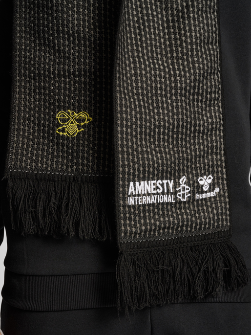hmlAMNESTY SCARF, 2001, model