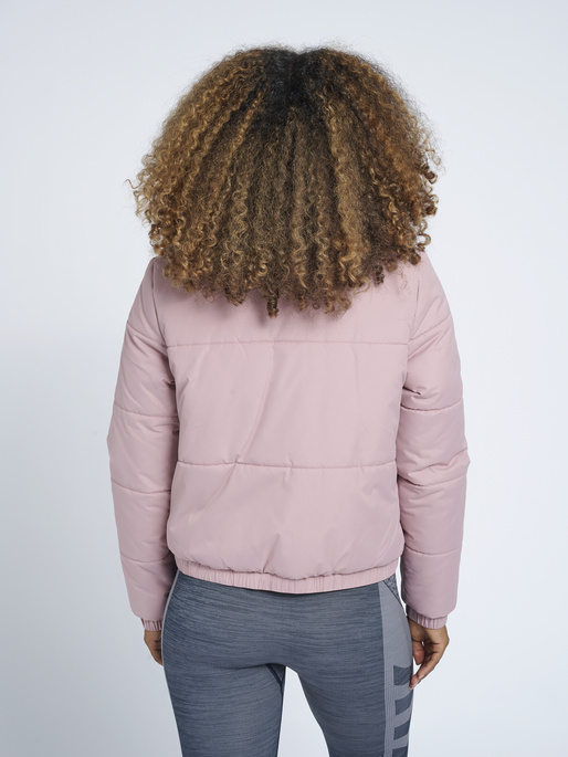 hmlSUKI PUFF JACKET, WOODROSE, model