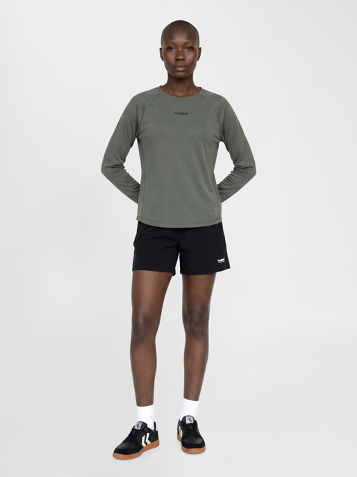 hmlMOMENTUM W T-SHIRT L/S, CASTOR GRAY, model