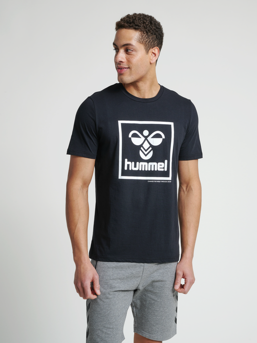 hmlISAM T-SHIRT, BLACK, model