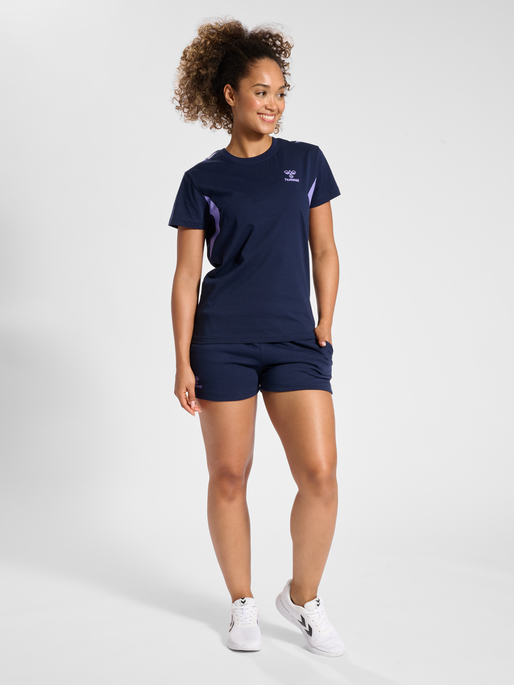 hmlSTALTIC COTTON T-SHIRT S/S WOMAN, MARINE/PAISLEY PURPLE, model