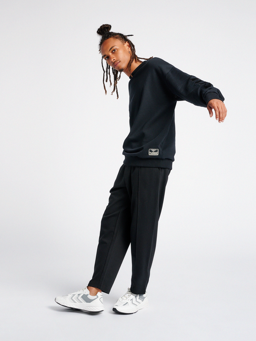 hmlURBAN SWEATSHIRT, 2001, model