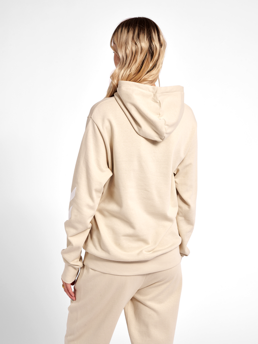hmlLEGACY LOGO HOODIE, PUMICE STONE, model