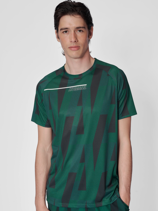 hmlCOURT AOP LIGHT WEIGHT T-SHIRT, RAIN FOREST, model