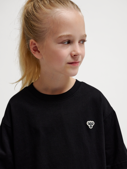 hmlJR LOOSE T-SHIRT S/S BEE, BLACK, model