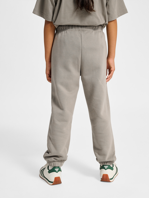 hmlJR LOOSE SWEATPANTS BEE, ROCK RIDGE, model