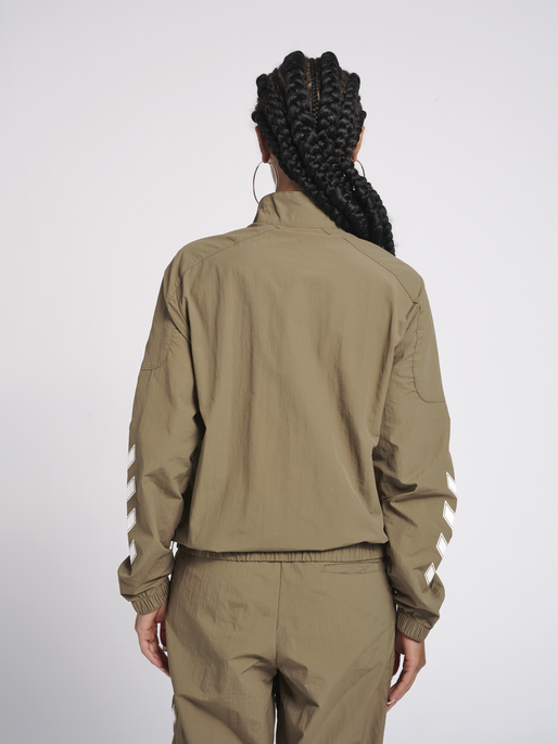 hmlNIKKI ZIP JACKET, 8058, model