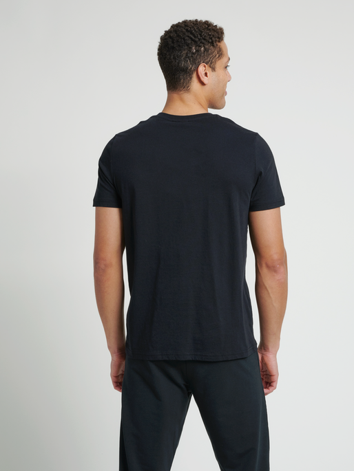 hmlLANEWAY T-SHIRT, 2001, model