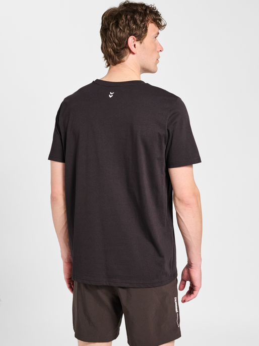 hmlPULSE GRAPHIC T-SHIRT S/S, AFTER DARK, model