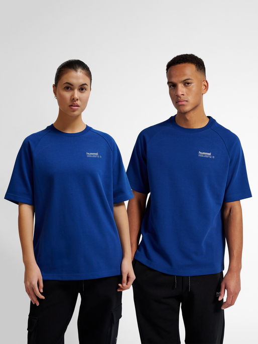 hmlTECH LOOSE T-SHIRT, ESTATE BLUE, model