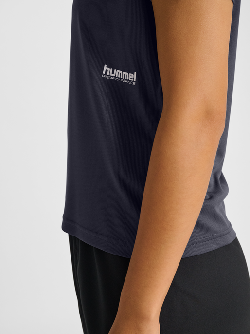 hmlPULSE WORKOUT W T-SHIRT S/S, EBONY, model