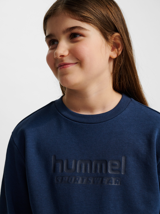hmlJR BASE SWEATSHIRT, DRESS BLUES, model