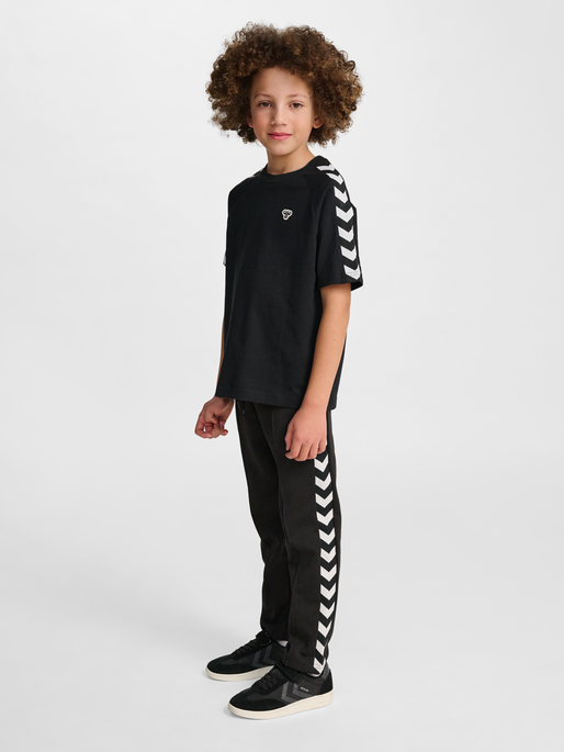 hmlJR ARCHIVE LOOSE T-SHIRT S/S, BLACK, model