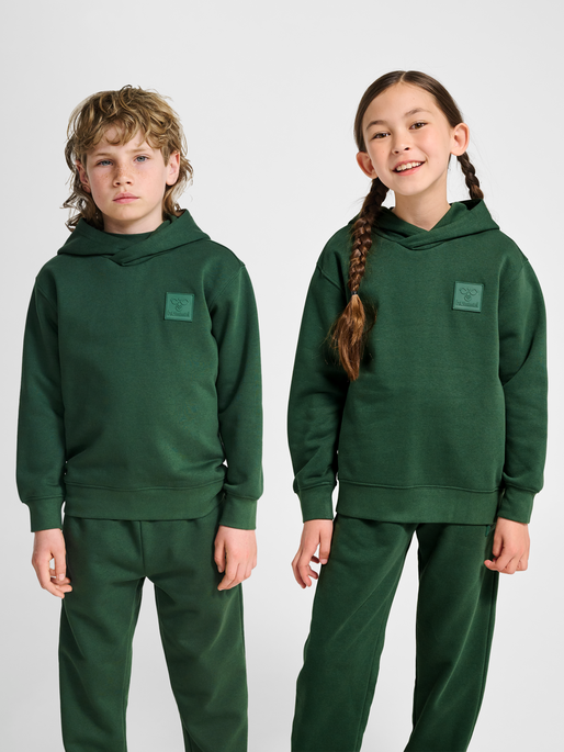 hmlCLEAN HOODIE, DARK GREEN, model