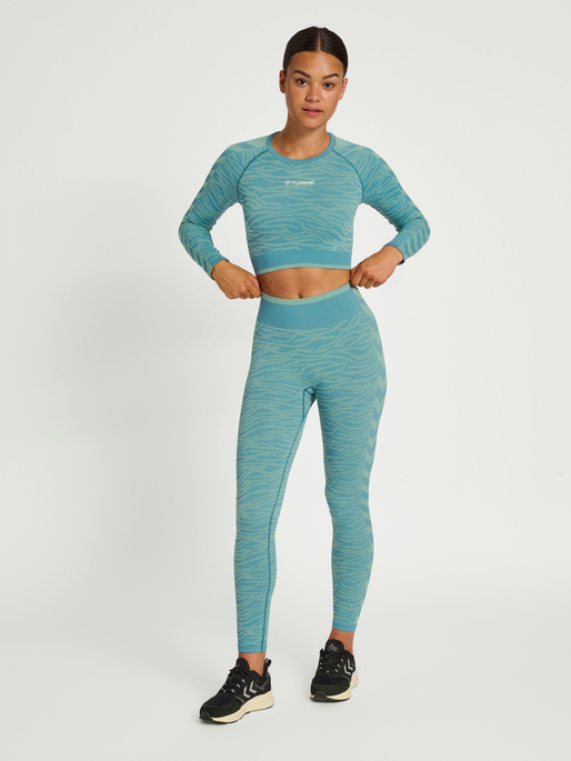 hmlMT SAGA SEAMLESS CROP T-SHIRT LS, NORTH ATLANTIC/BLUE SURF MELANGE, model