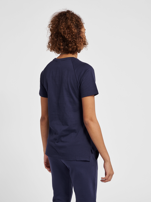 hmlNONI 2.0 T-SHIRT, PEACOAT, model