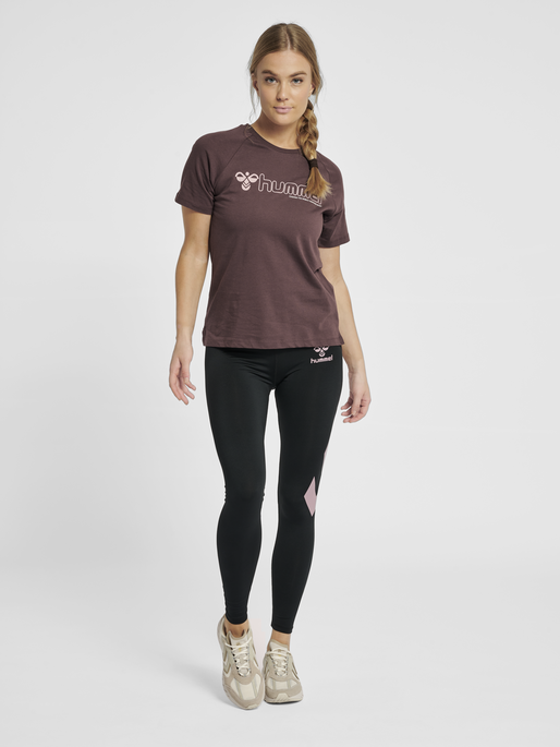 hmlZENIA T-SHIRT S/S, FUDGE, model