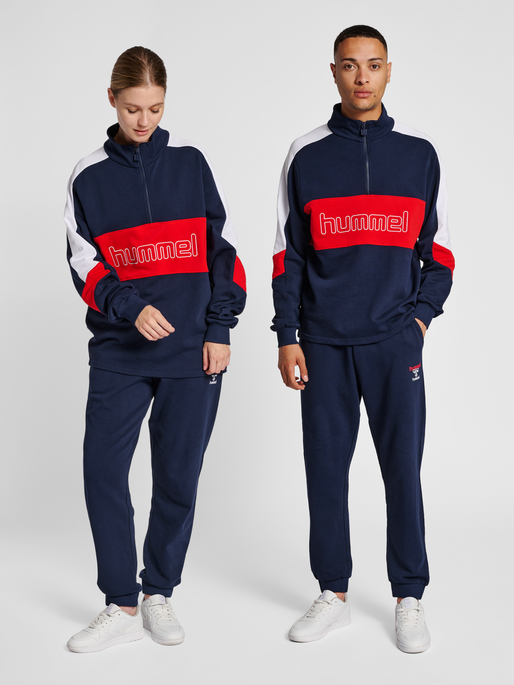 hmlIC CLAUDE HALF ZIP SWEATSHIRT, PEACOAT, model