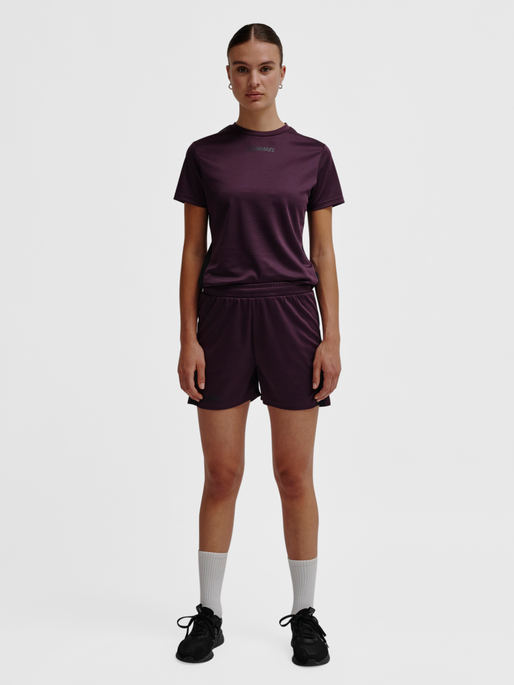 hmlMULTI PL SHORTS WOMAN, PLUM PERFECT, model