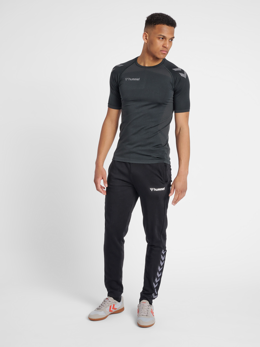 hmlAUTHENTIC SWEAT PANT, BLACK/WHITE, model