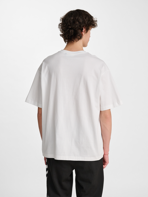 hmlLOOSE T-SHIRT BEE S/S, WHITE, model