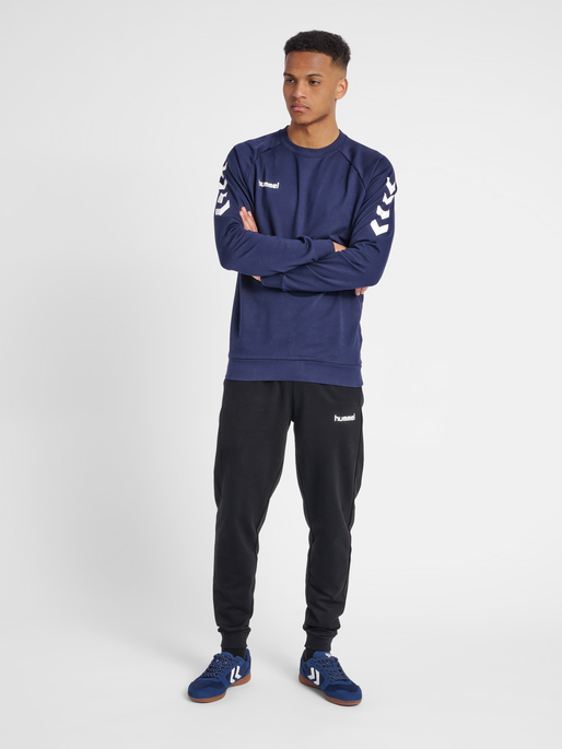 HMLGO COTTON SWEATSHIRT, MARINE, model