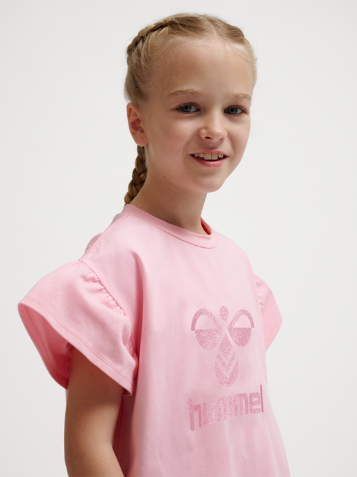 hmlDODI T-SHIRT S/S, CANDY PINK, model