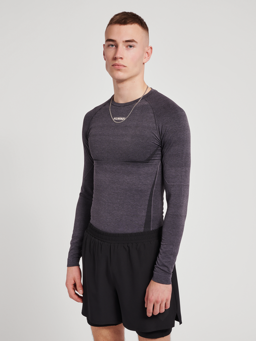 hmlTE MIKE SEAMLESS T-SHIRT L/S, BLACK/ASPHALT MELANGE, model