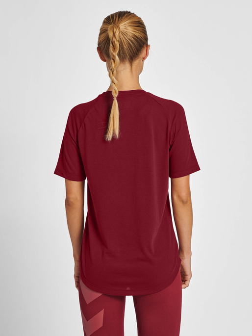hmlMT VANJA T-SHIRT, CABERNET, model