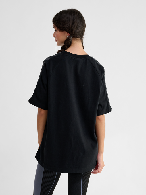 hmlARCHIVE LOOSE T-SHIRT S/S, BLACK/EBONY, model