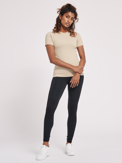 hmlCLEA SEAMLESS TIGHT T-SHIRT, CHATEAU GRAY, model