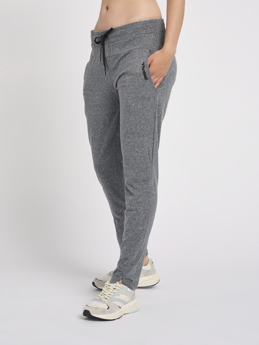 hmlZANDRA REGULAR PANTS, 2508, model