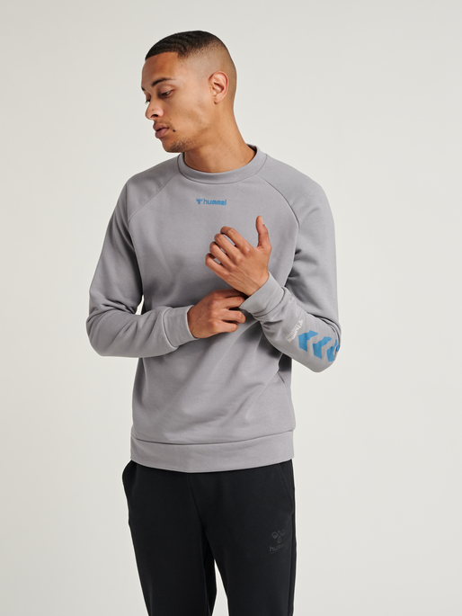 hmlISAM SWEATSHIRT, 2858, model