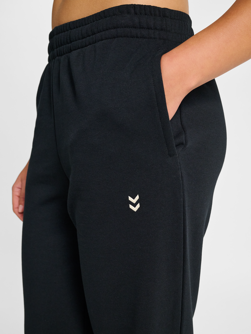 hmlPULSE WIDE W SWEAT PANTS, BLACK, model
