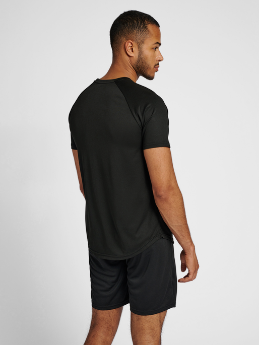 hmlTE TIHALT T-SHIRT, BLACK, model
