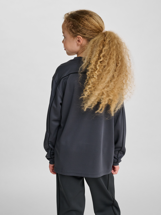 hmlJR T-SHIRT L/S, EBONY, model