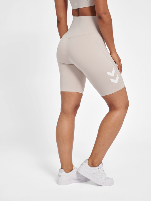 hmlMT GRACE HW TIGHT SHORTS, CHATEAU GRAY, model
