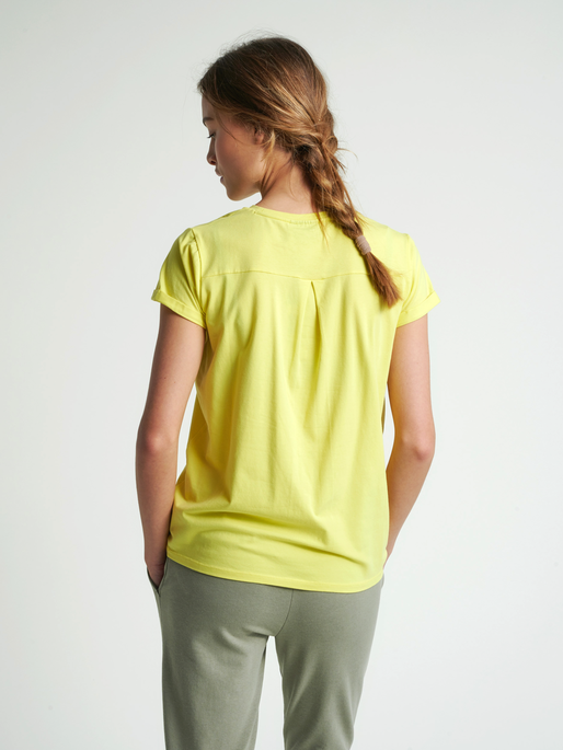 HMLISOBELLA T-SHIRT S/S, CELANDINE, model