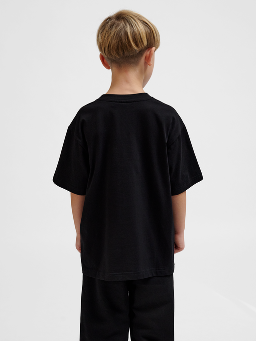 hmlJR LOOSE T-SHIRT S/S BEE, BLACK, model