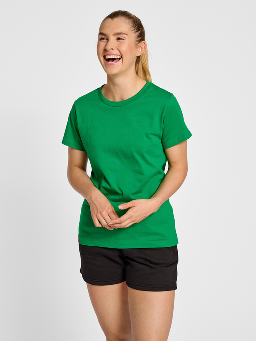 hmlRED HEAVY T-SHIRT S/S WOMAN, JOLLY GREEN, model