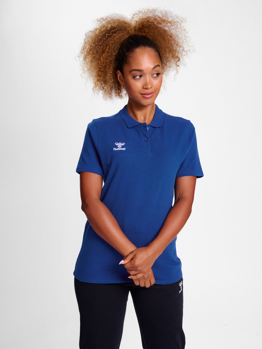 hmlGO 2.0 POLO WOMAN, TRUE BLUE, model
