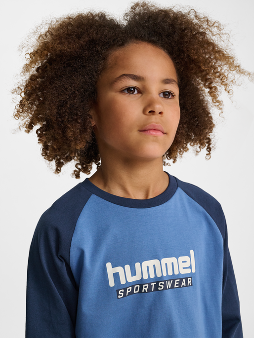 hmlJR LOGO T-SHIRT L/S, DUTCH BLUE, model